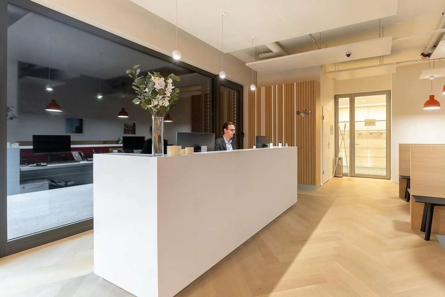Spazio ufficio privato per 2 persone presso Regus Airport - Foto 3 di 11