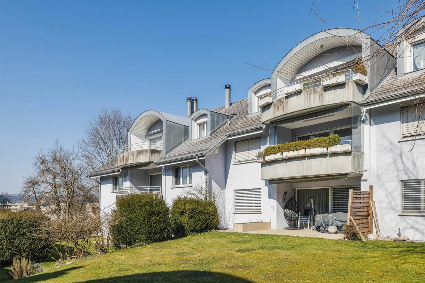 Charmant appartement en attique 3½ pièces avec balcon et garage souterrain - Photo 1 sur 17
