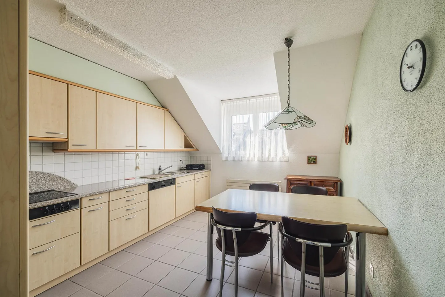 Charmant appartement en attique 3½ pièces avec balcon et garage souterrain - Photo 4 sur 17