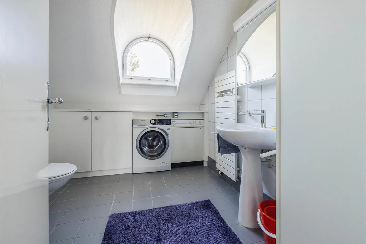 Charmant appartement en attique 3½ pièces avec balcon et garage souterrain - Photo 6 sur 17