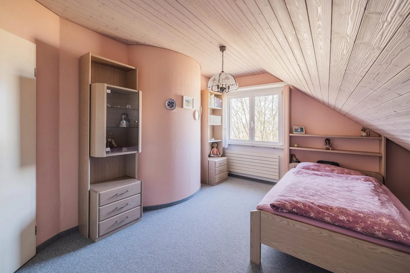 Charmant appartement en attique 3½ pièces avec balcon et garage souterrain - Photo 7 sur 17