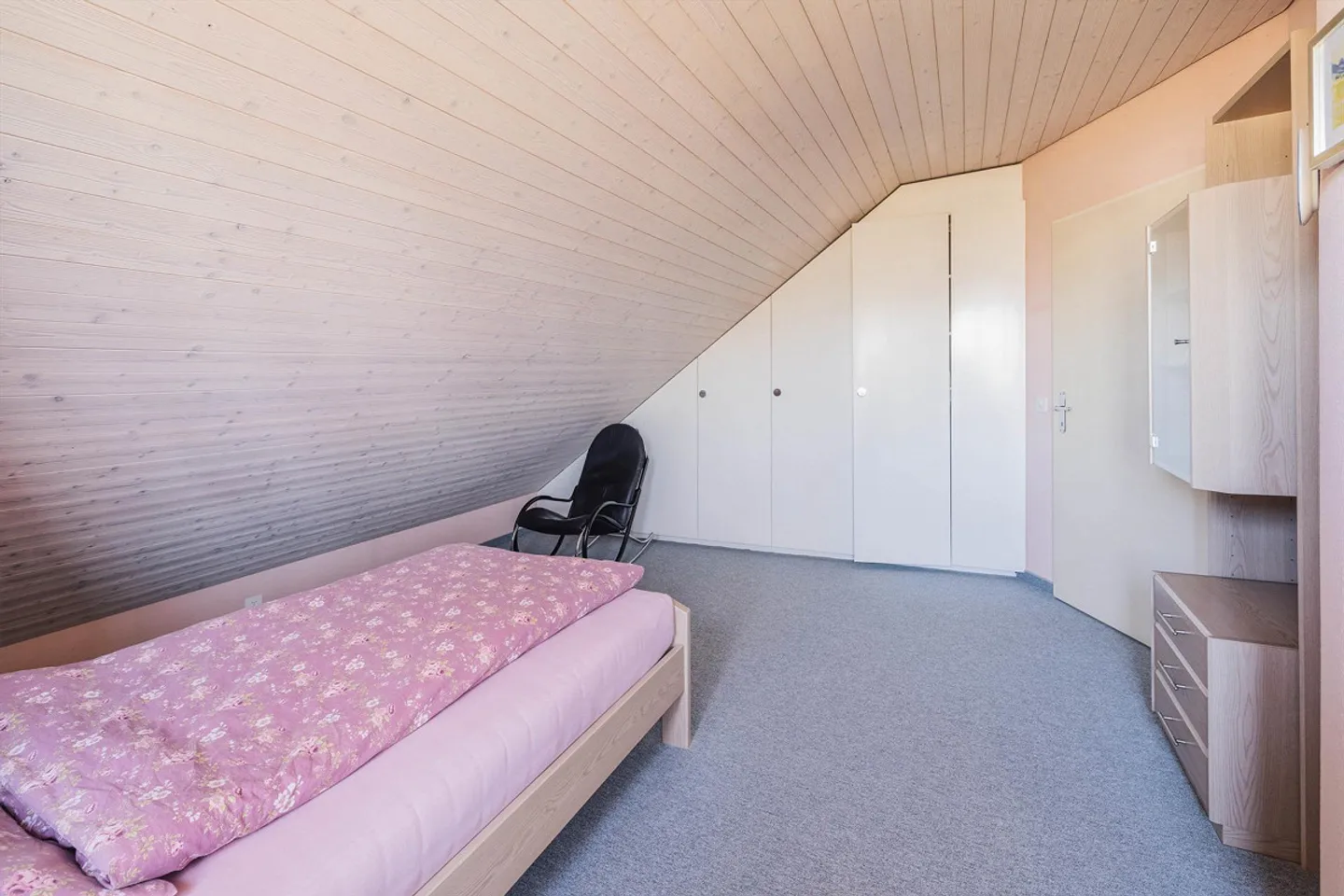 Charmant appartement en attique 3½ pièces avec balcon et garage souterrain - Photo 8 sur 17