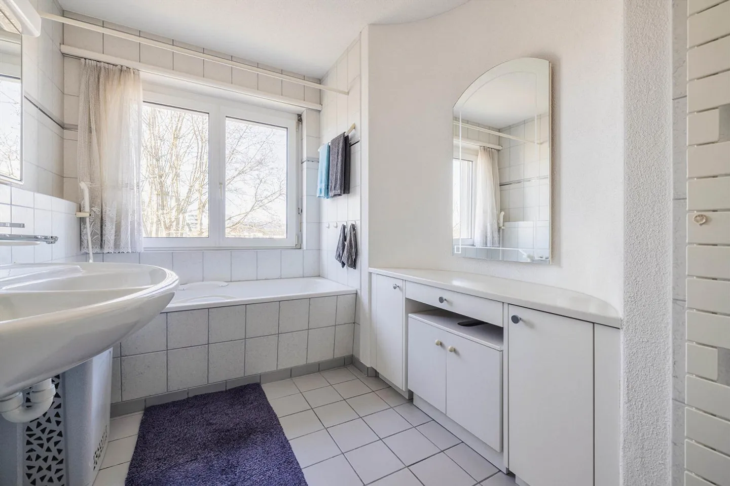 Charmant appartement en attique 3½ pièces avec balcon et garage souterrain - Photo 9 sur 17