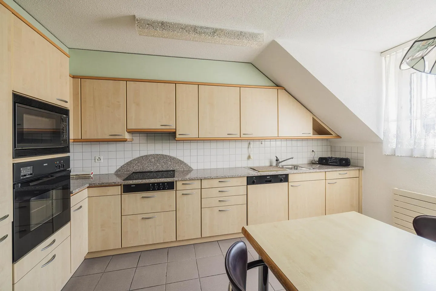 Charmant appartement en attique 3½ pièces avec balcon et garage souterrain - Photo 3 sur 17