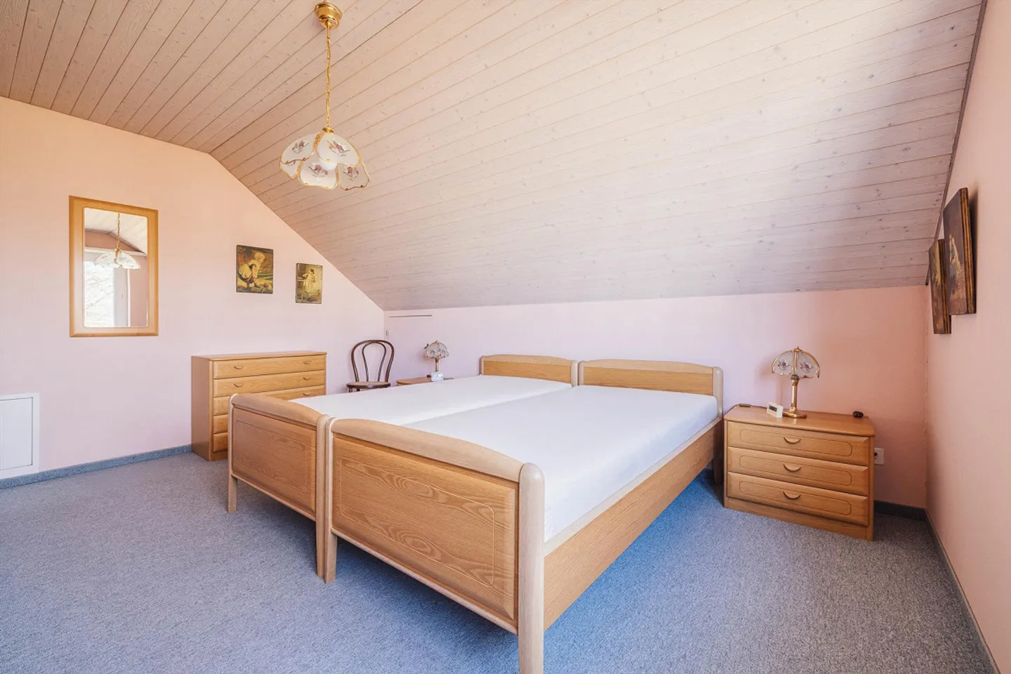 Charmant appartement en attique 3½ pièces avec balcon et garage souterrain - Photo 10 sur 17