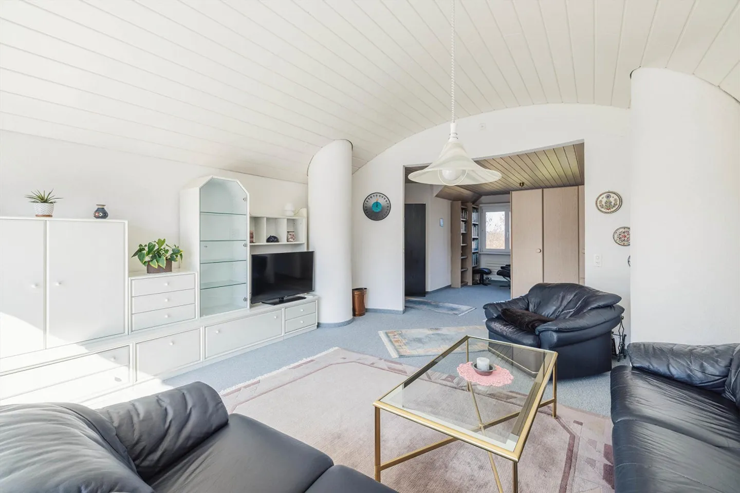 Charmant appartement en attique 3½ pièces avec balcon et garage souterrain - Photo 13 sur 17