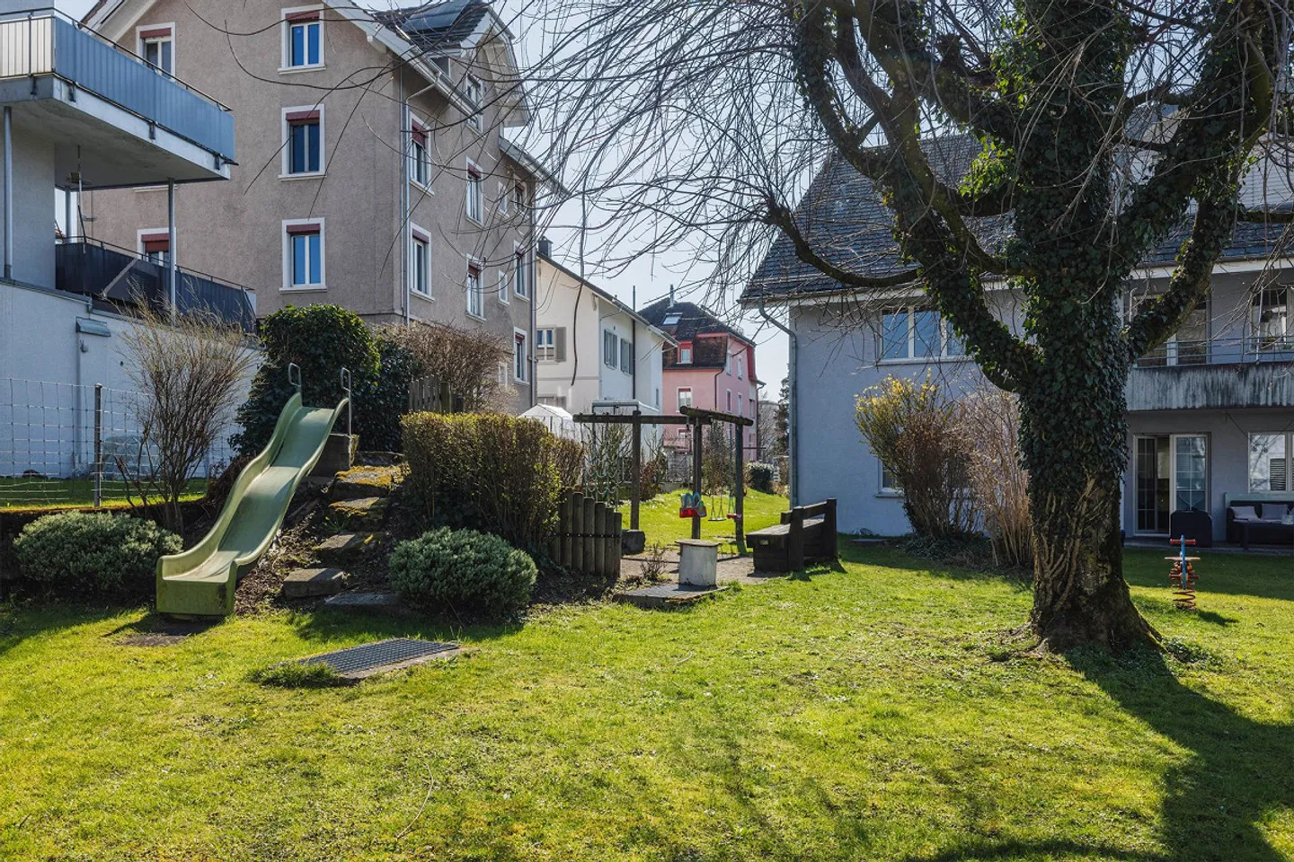 Charmant appartement en attique 3½ pièces avec balcon et garage souterrain - Photo 16 sur 17