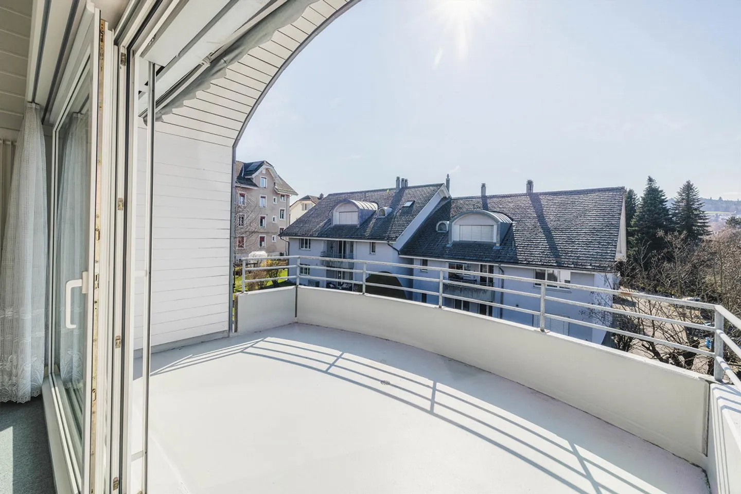 Charmant appartement en attique 3½ pièces avec balcon et garage souterrain - Photo 14 sur 17