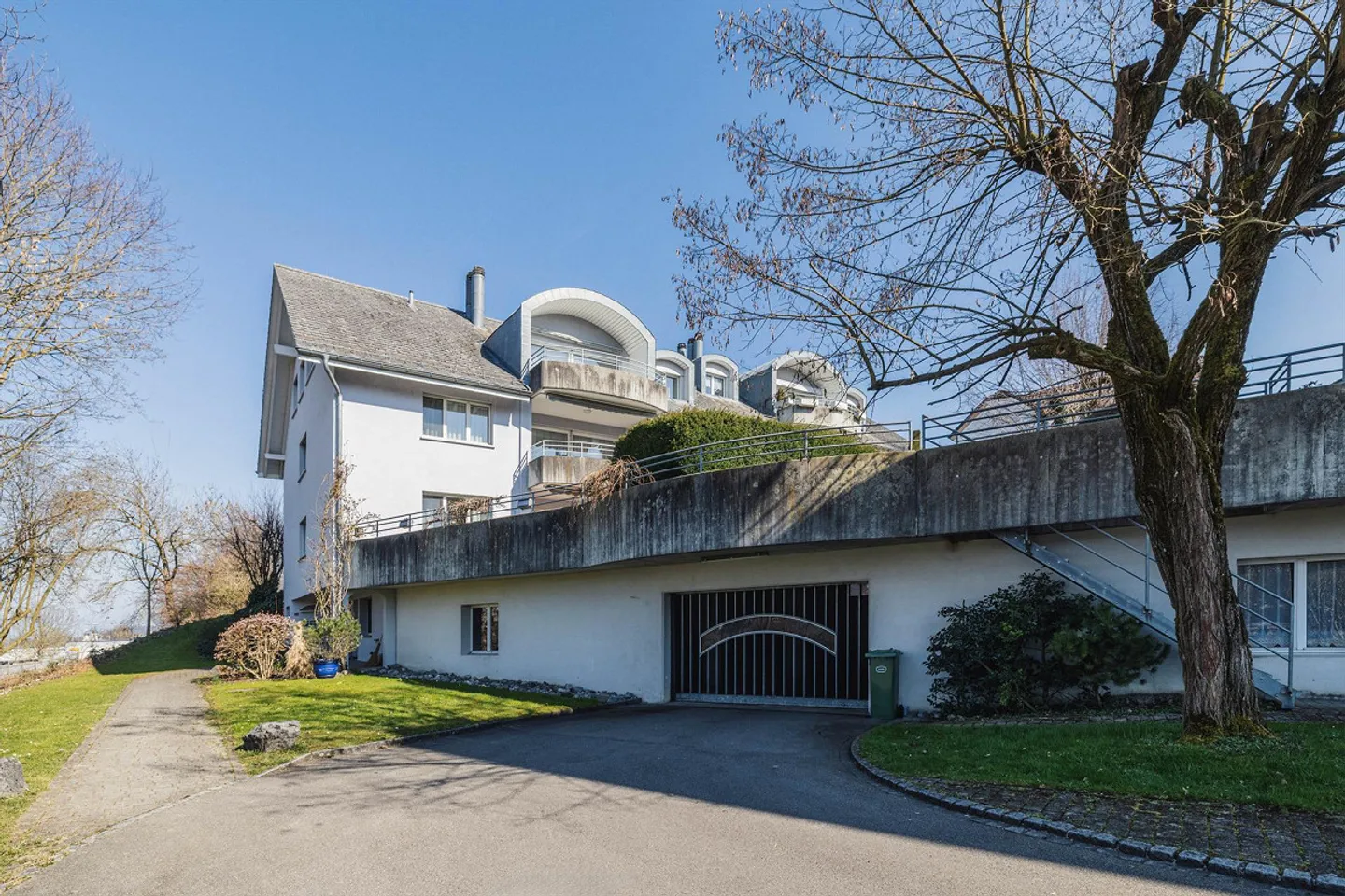 Charmant appartement en attique 3½ pièces avec balcon et garage souterrain - Photo 15 sur 17