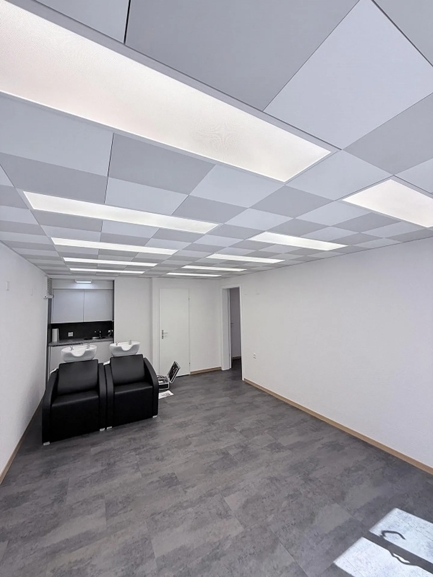 Recherche d'un nouveau locataire pour un salon de coiffure d'environ 40m2, réparti sur deux pièces - Photo 1 sur 9