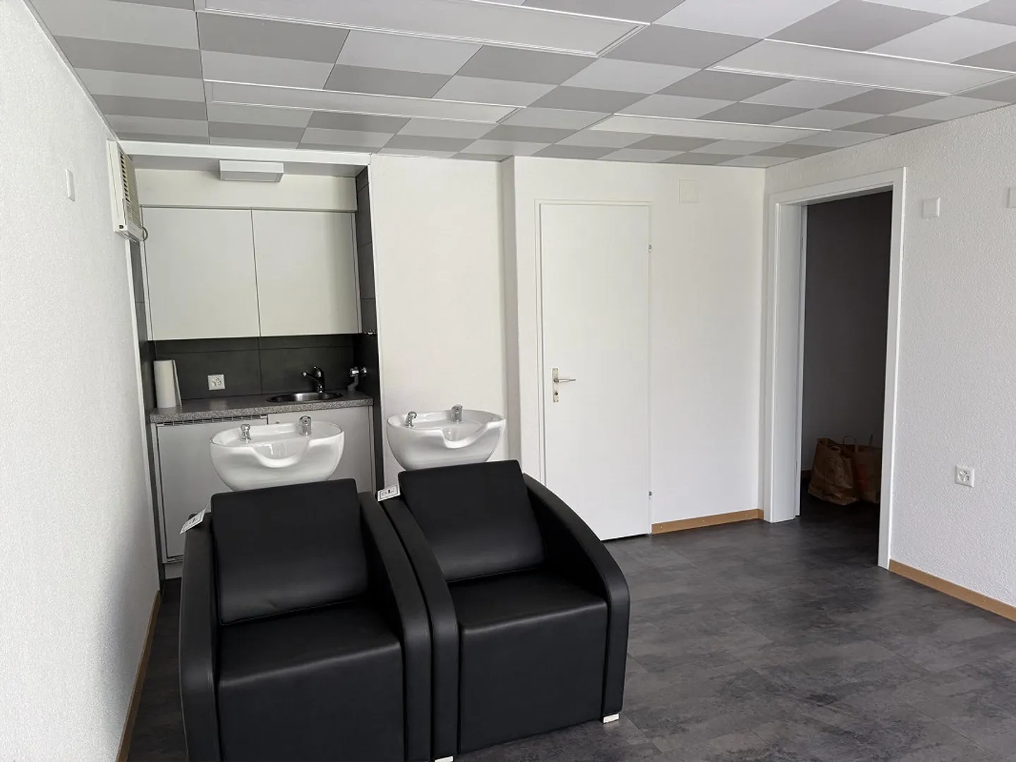 Recherche d'un nouveau locataire pour un salon de coiffure d'environ 40m2, réparti sur deux pièces - Photo 3 sur 9