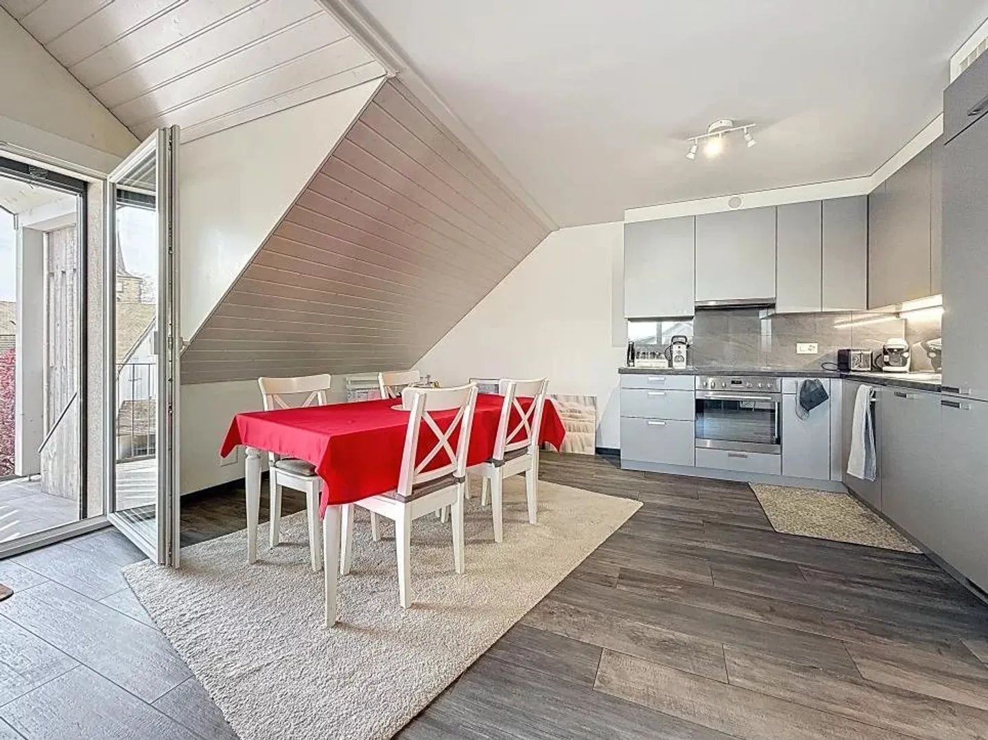 Appartamento con 4.5 stanze nel cuore del villaggio! - Foto 3 di 9