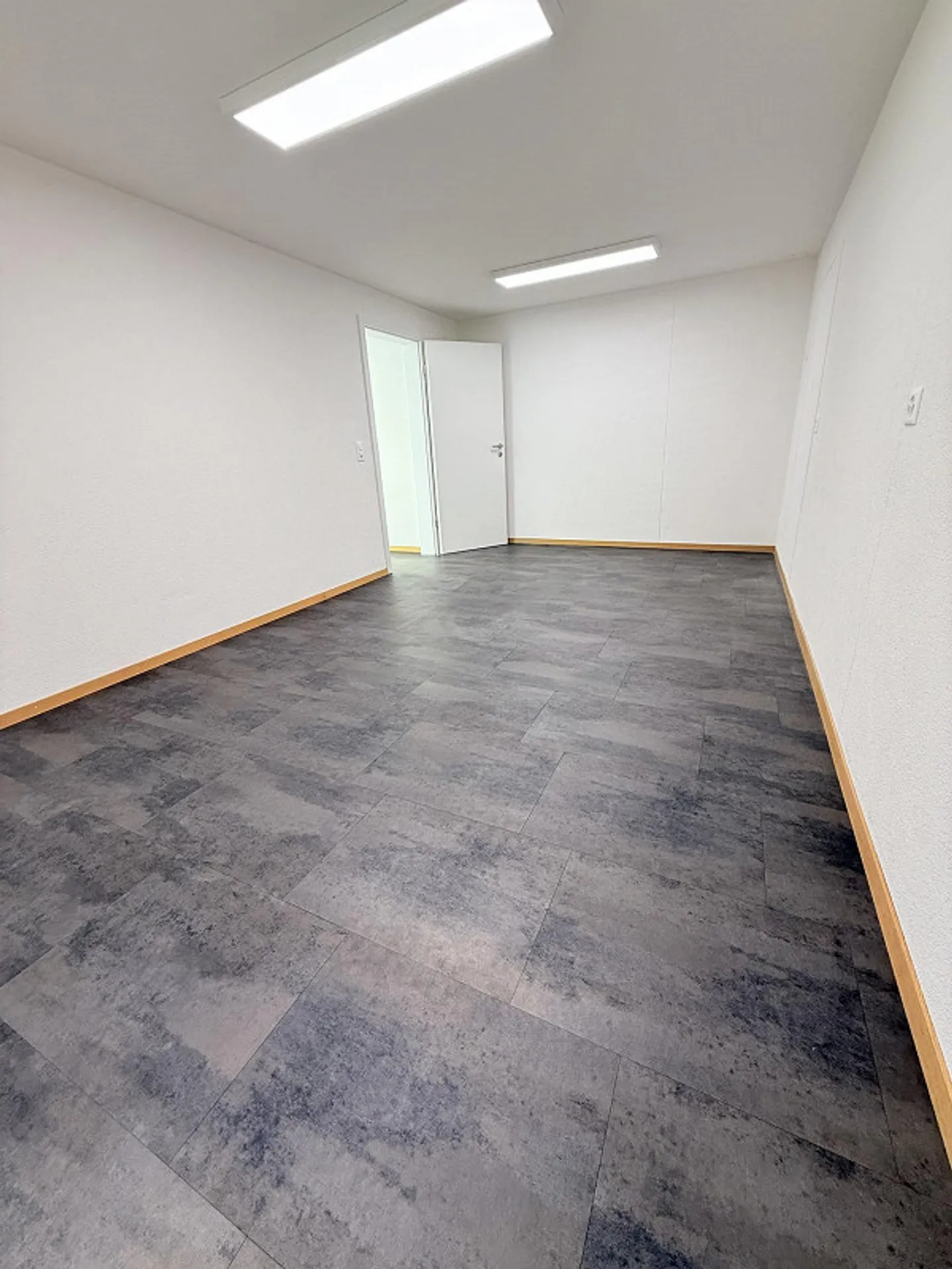 Recherche d'un nouveau locataire pour un salon de coiffure d'environ 40m2, réparti sur deux pièces - Photo 4 sur 9