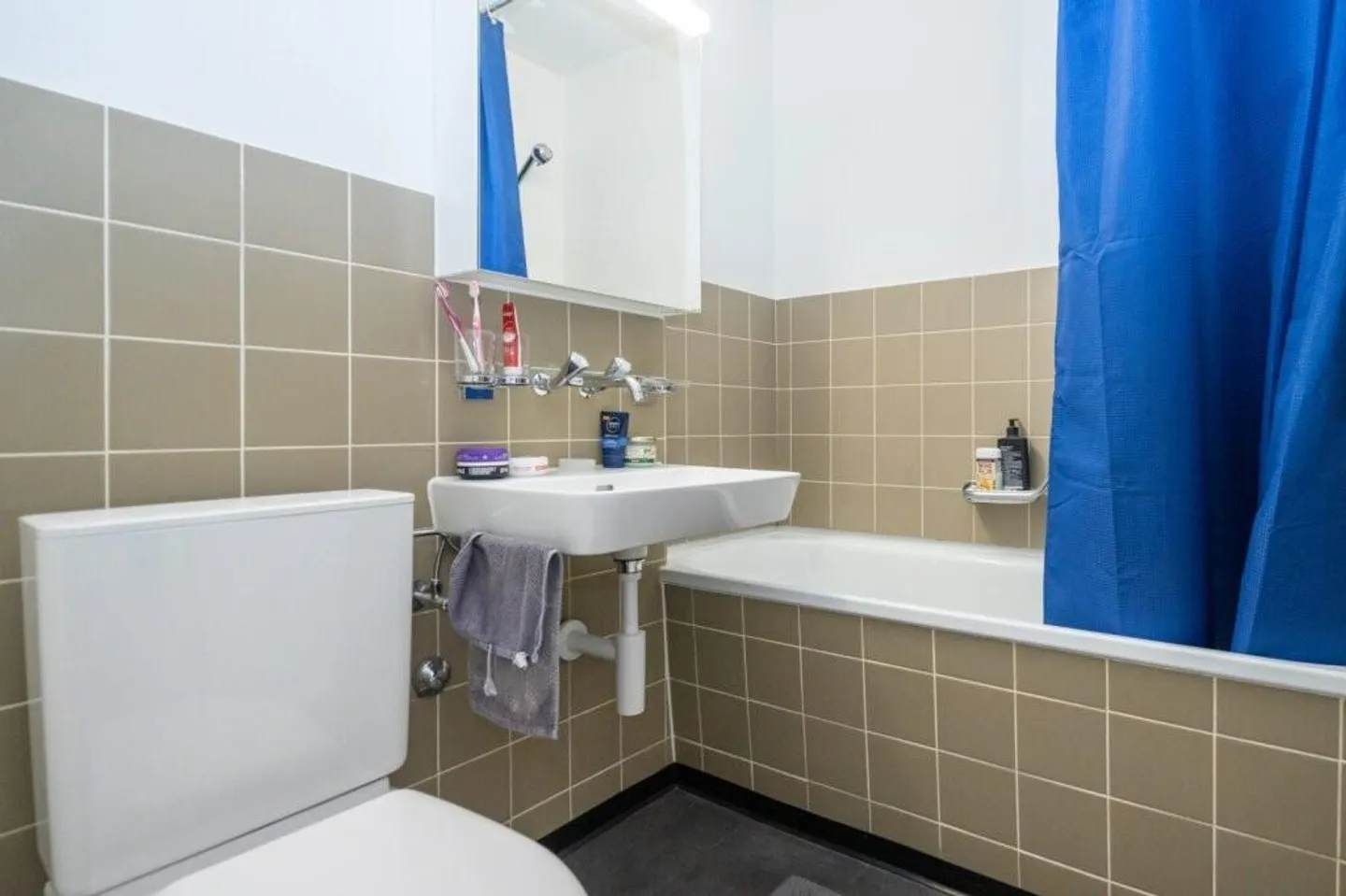 Appartement 2.5 pièces comme neuf avec balcon ! - Photo 6 sur 7