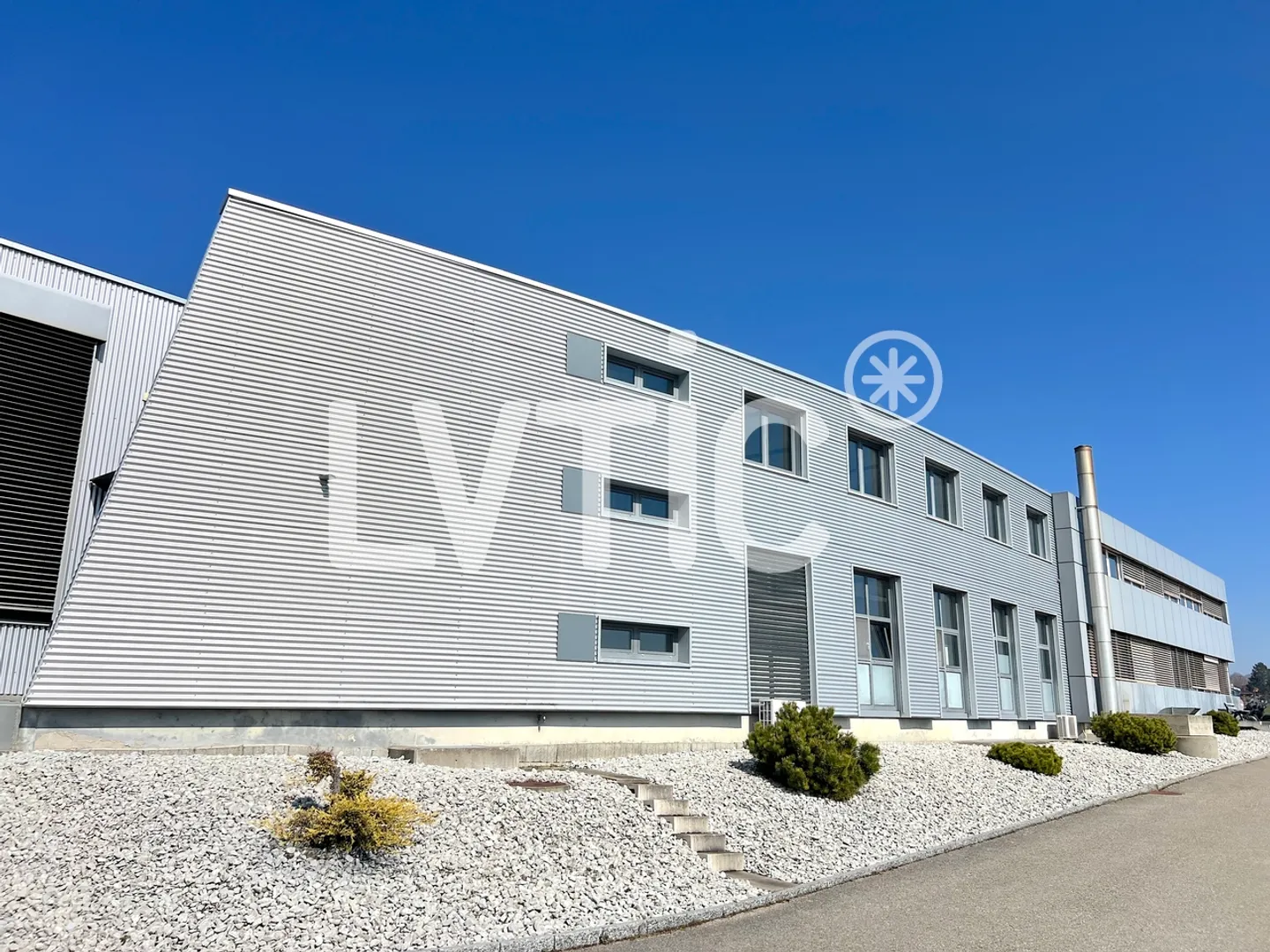 Halle, Büros von 3600 m2 auf einem 5000 m2 großen Grundstück in Bevaix zu verkaufen - Foto 3 von 11