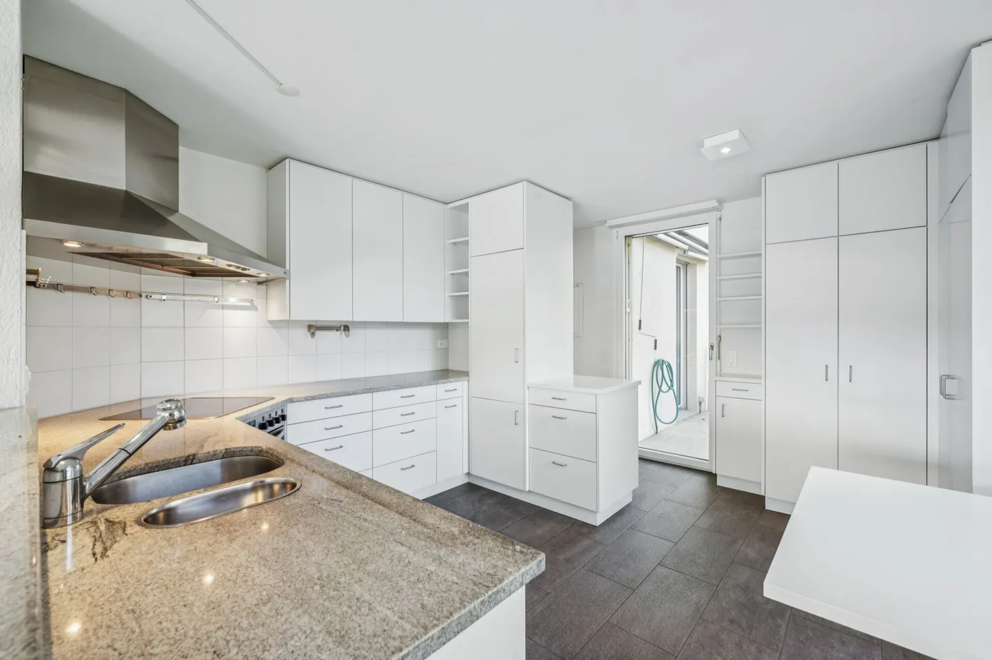 Appartement familial avec deux balcons et vue magnifique - Photo 4 sur 15