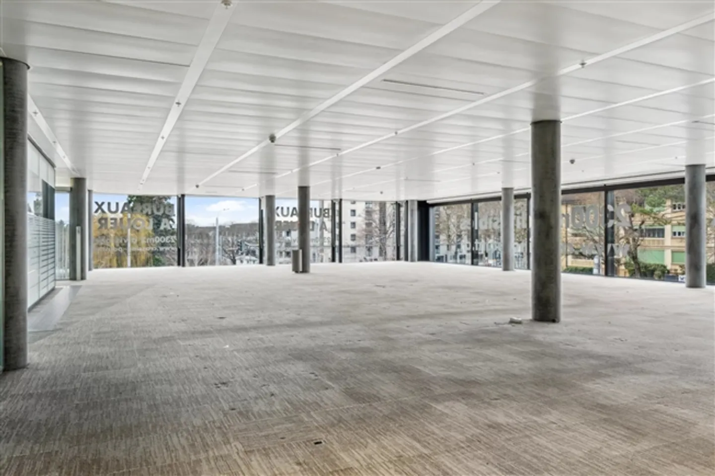 Commercial spaces in Avenue du Bouchet 12 - Photo 2 of 15