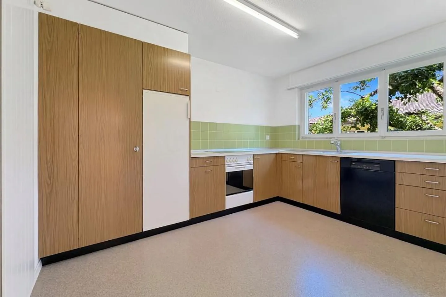 Casa angolare adatta alle famiglie in una posizione centrale - Foto 3 di 13