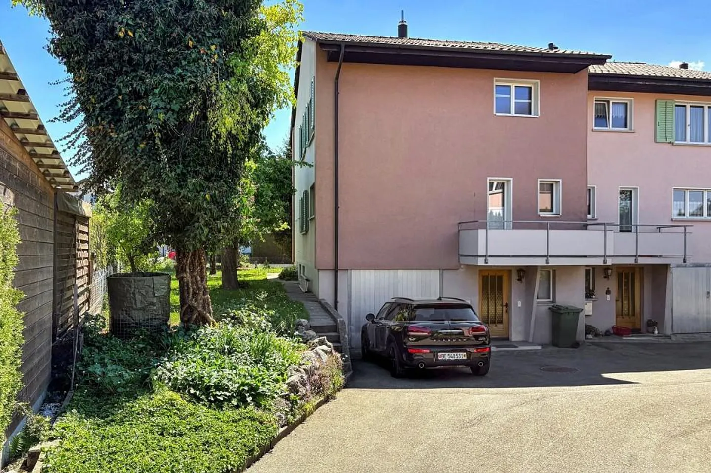 Casa angolare adatta alle famiglie in una posizione centrale - Foto 2 di 13