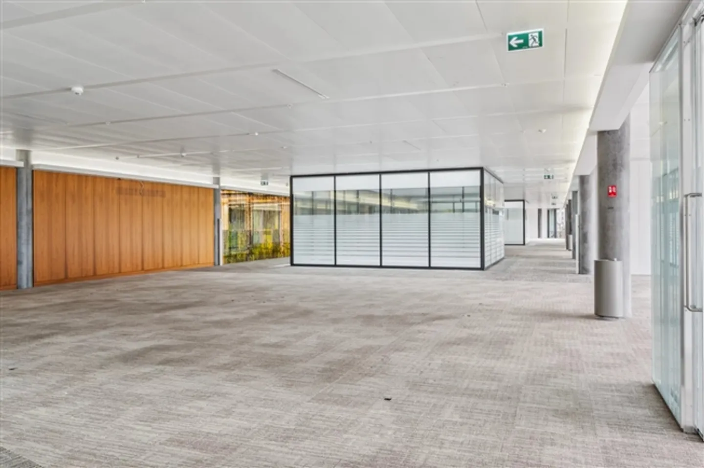 Commercial spaces in Avenue du Bouchet 12 - Photo 5 of 15