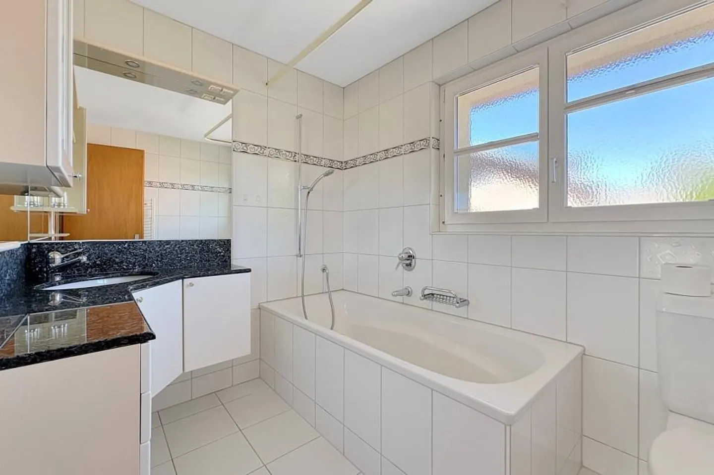 Casa angolare adatta alle famiglie in una posizione centrale - Foto 8 di 13