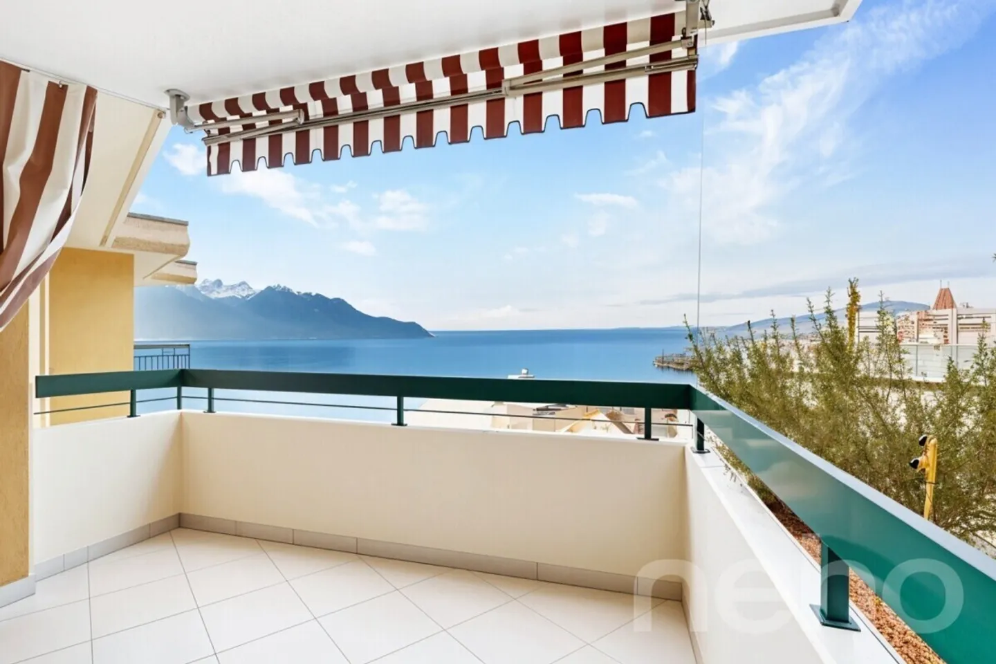 Beautiful 4.5-room apartment completely renovated with lake view, parking space and cellar - Photo 1 of 12