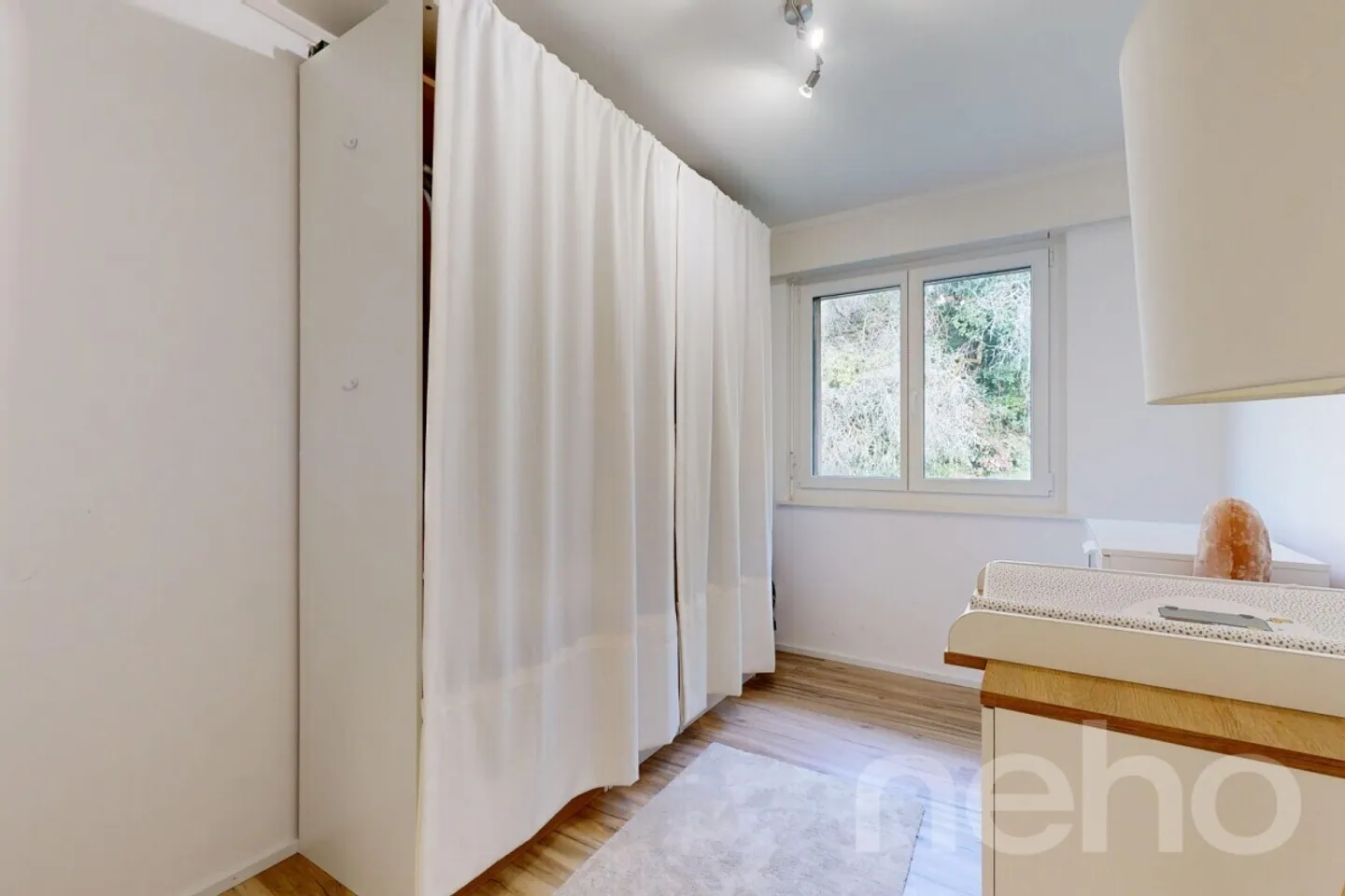 Beautiful 4.5-room apartment completely renovated with lake view, parking space and cellar - Photo 9 of 12