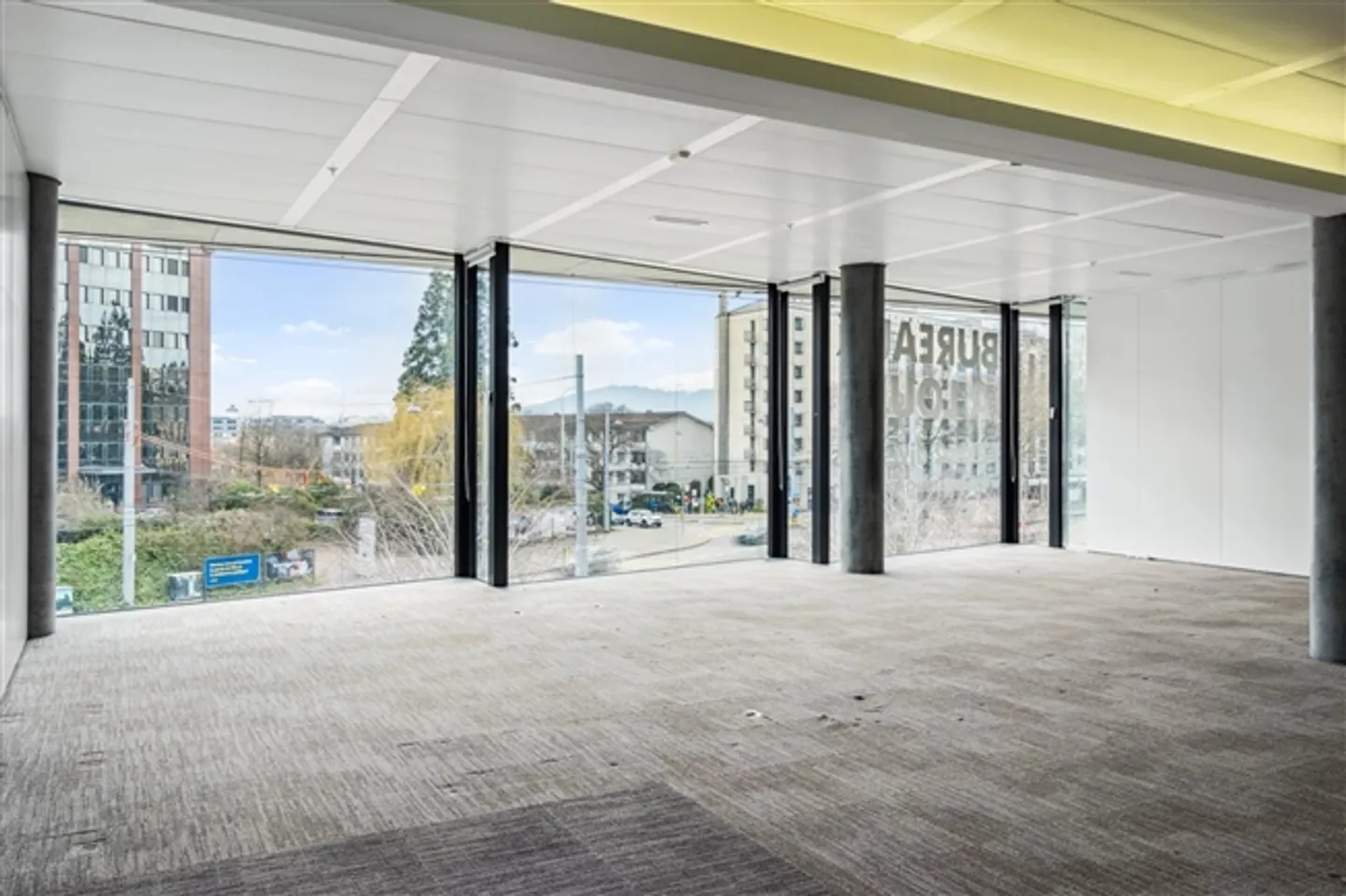 Commercial spaces in Avenue du Bouchet 12 - Photo 7 of 15