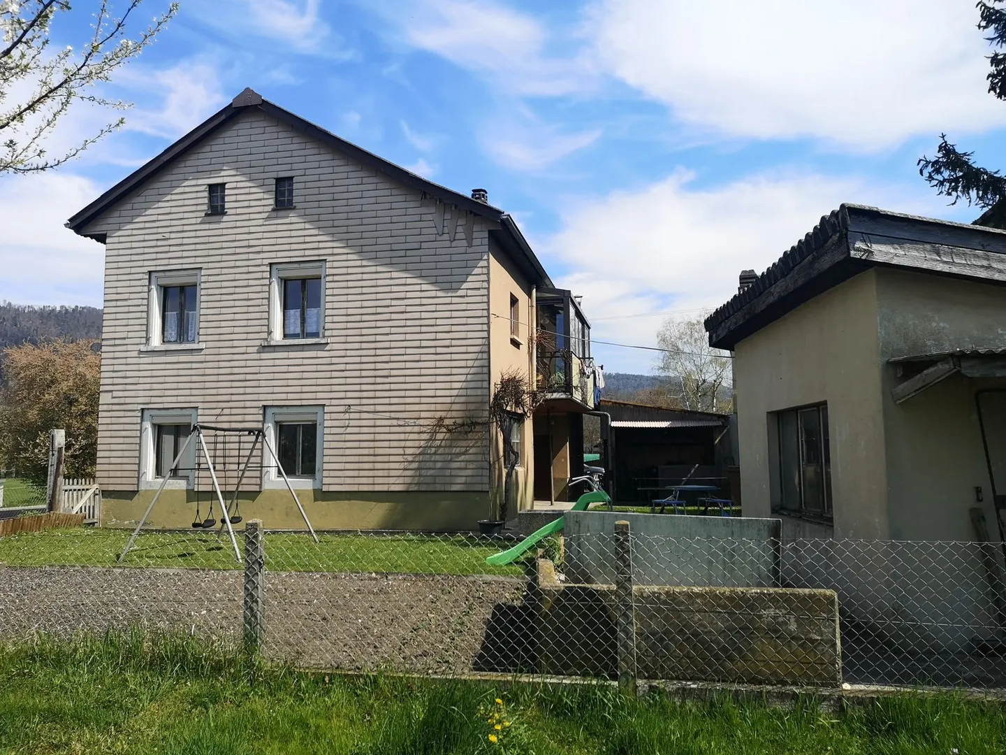Casa con 2 appartamenti, veranda, giardino, garage: ristrutturazioni necessarie - Foto 5 di 37