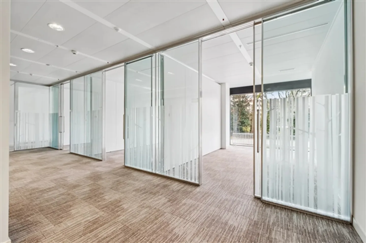 Commercial spaces in Avenue du Bouchet 12 - Photo 9 of 15