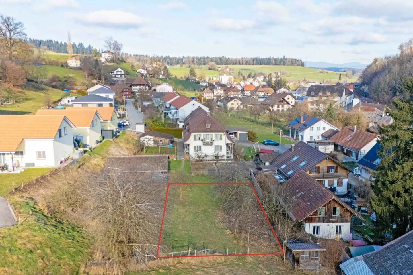 Opportunité d'investissement : réserve de terrain à bâtir de 750 m² avec potentiel de développement dans un environnement calme - Photo 1 sur 7