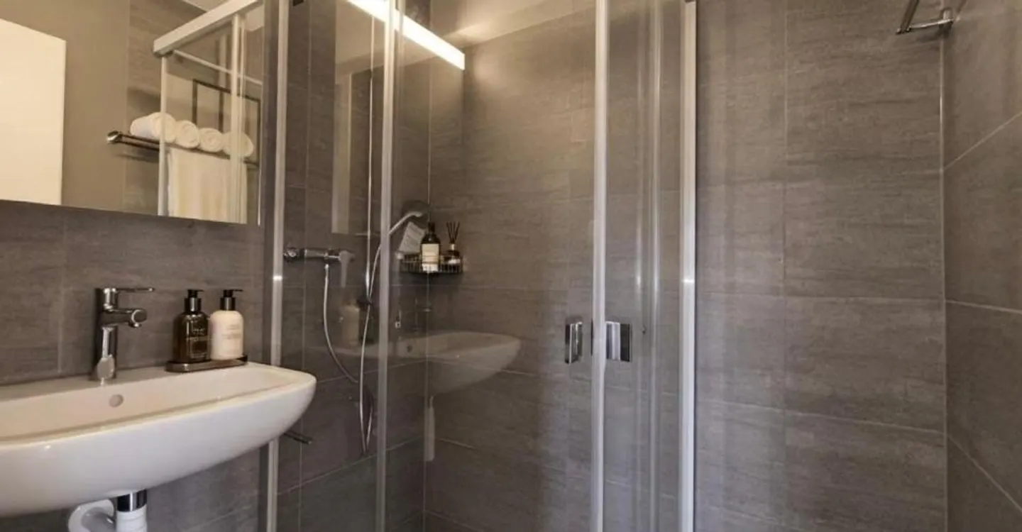 GERÄUMIGE 4.0 ZIMMER RENOVIERT MIT 95 M² MIT KAMIN UND AUSSICHT AUF DAS TAL - Foto 5 von 7