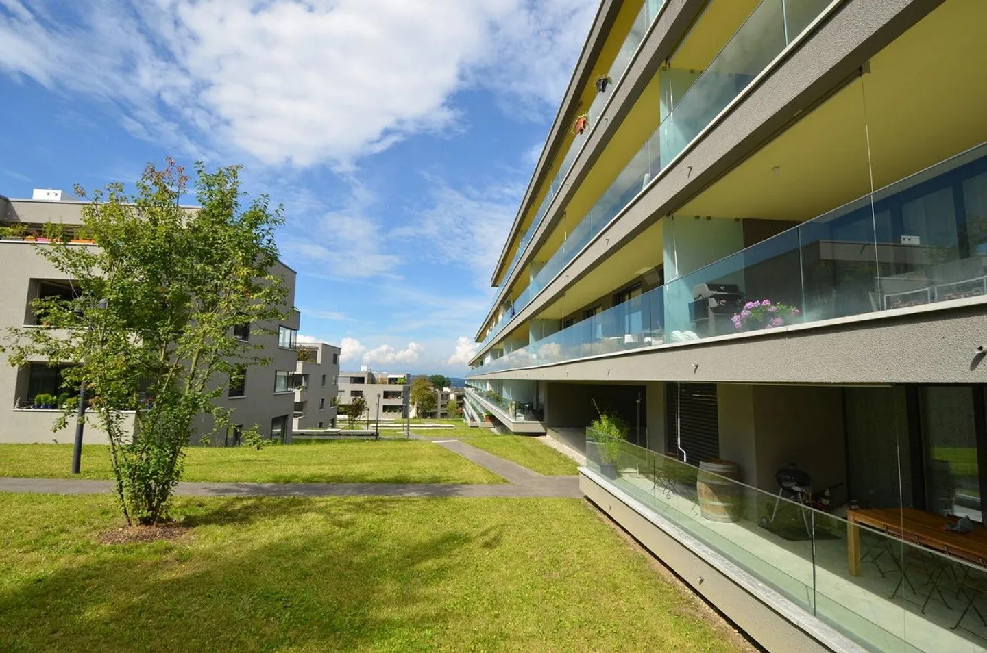 City and Countryside in One Hand - Photo 1 of 10