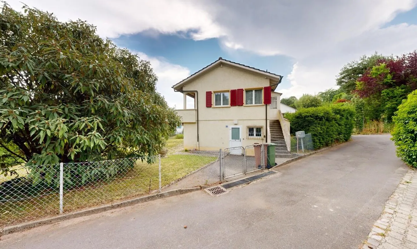 Exclusif : Petite maison de 3 pièces à rénover - Photo 2 sur 11