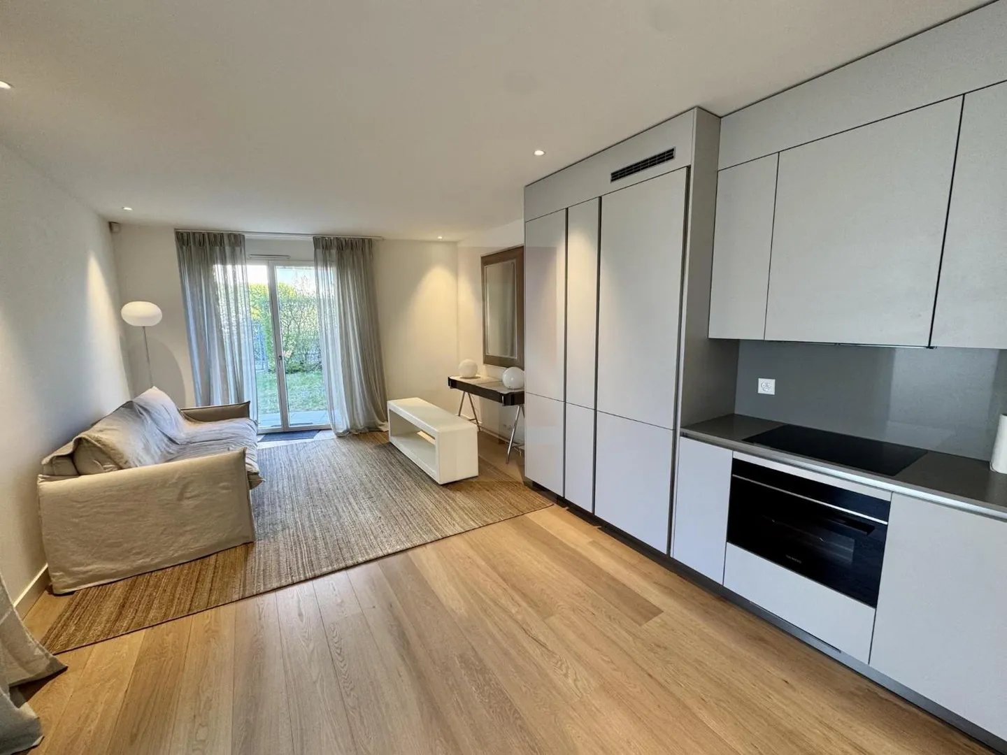 Elegant Furnished Studio - Photo 3 of 9