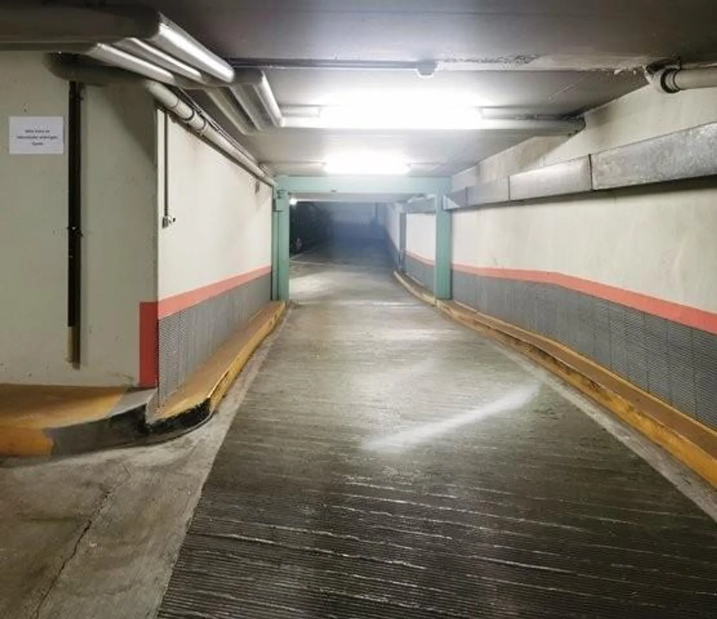 Places de parking dans le quartier de Birsig - Photo 5 sur 9