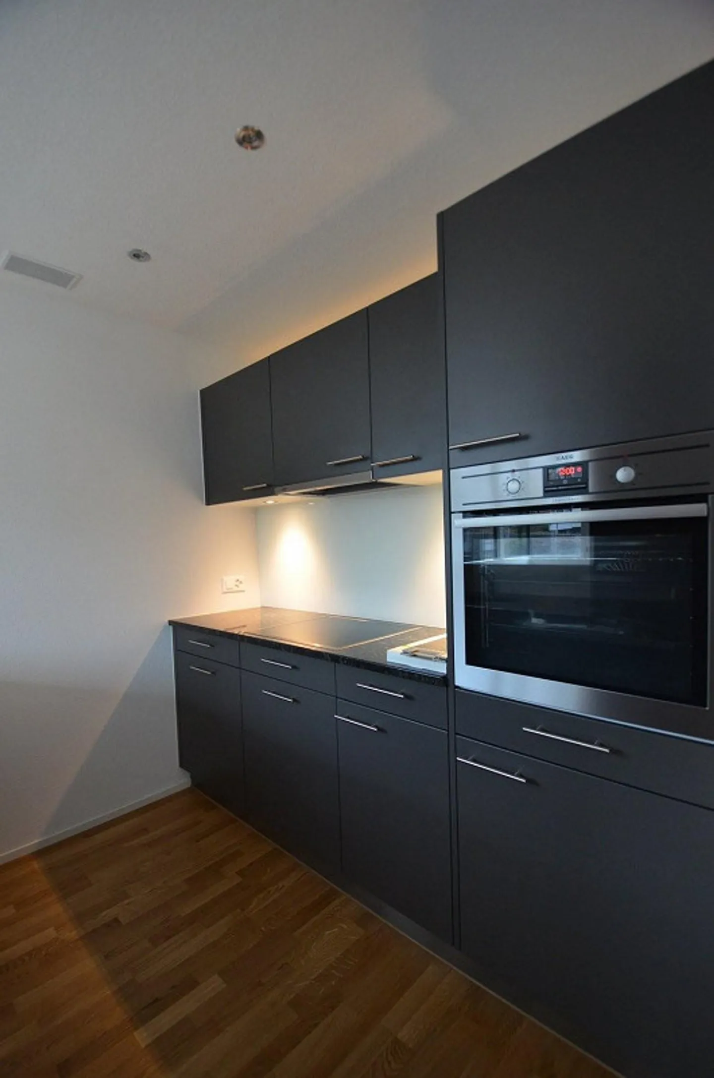 City and Countryside in One Hand - Photo 3 of 10