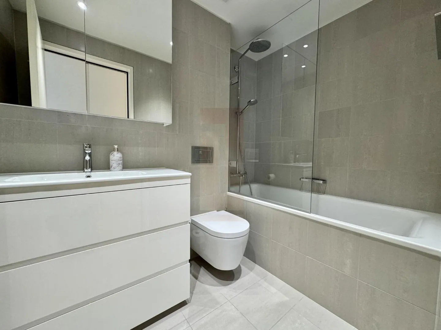 Elegant Furnished Studio - Photo 4 of 9