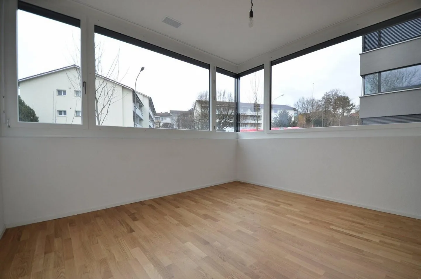 City and Countryside in One Hand - Photo 5 of 10