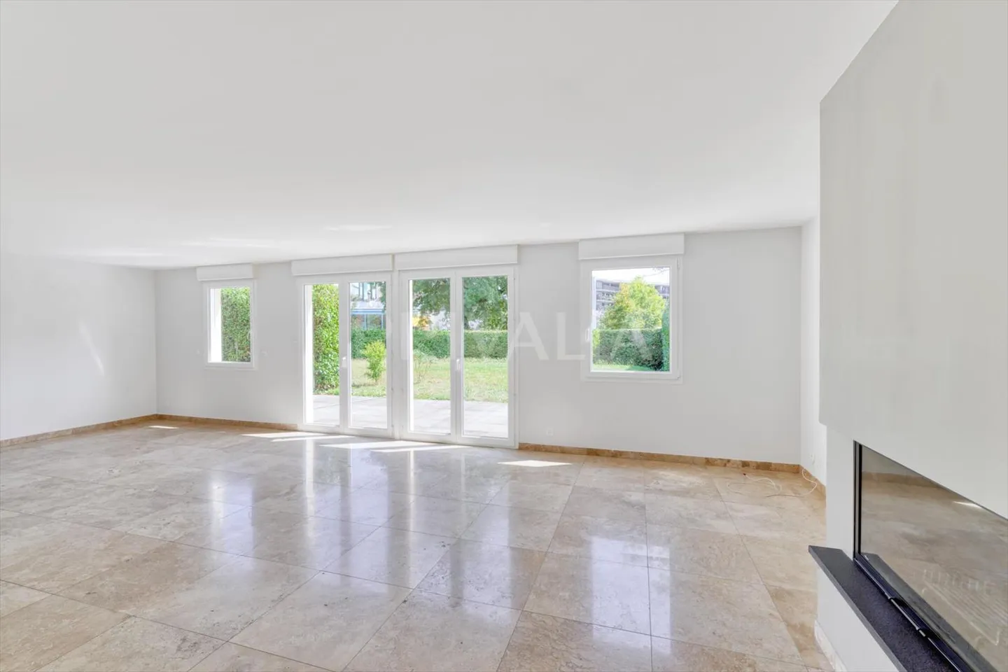 Villa mit 4 Zimmern und eigenem Studio - Foto 1 von 12