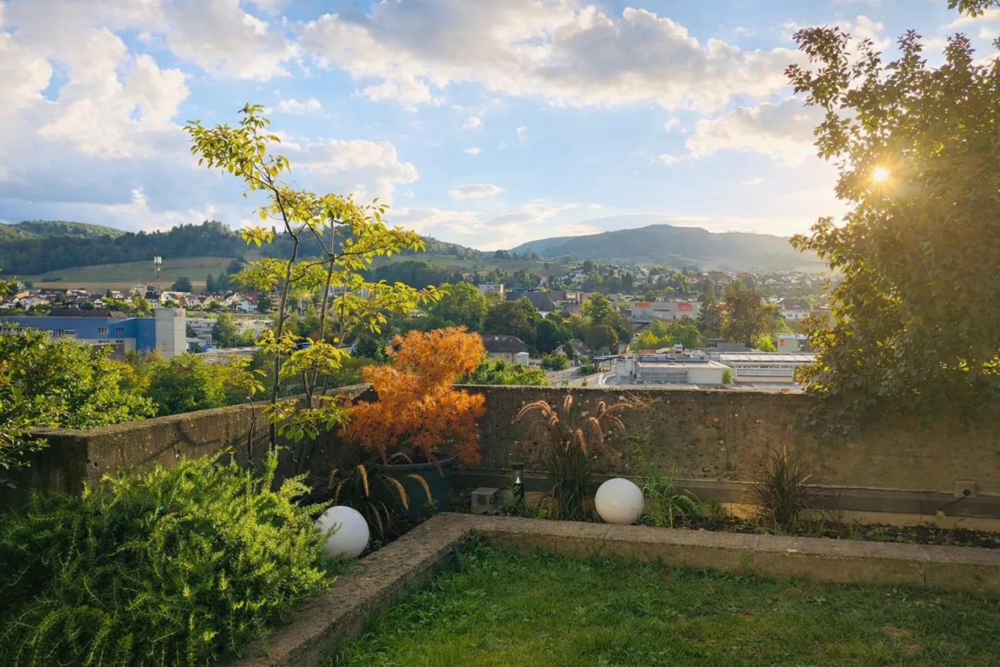 Appartement en terrasse spacieux de 4,5 pièces avec vue et beaucoup de soleil - Photo 1 sur 11