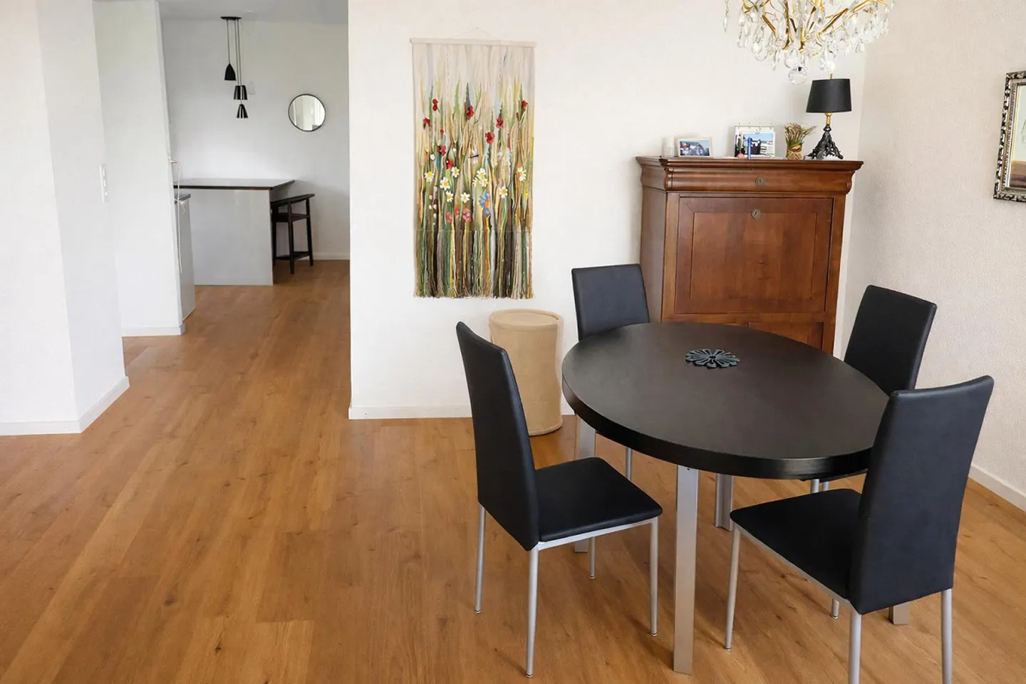 Appartement en terrasse spacieux de 4,5 pièces avec vue et beaucoup de soleil - Photo 4 sur 11