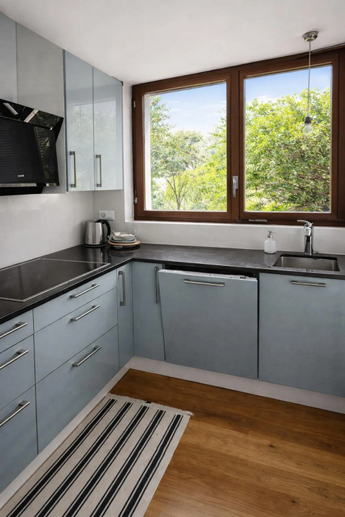 Appartement en terrasse spacieux de 4,5 pièces avec vue et beaucoup de soleil - Photo 6 sur 11