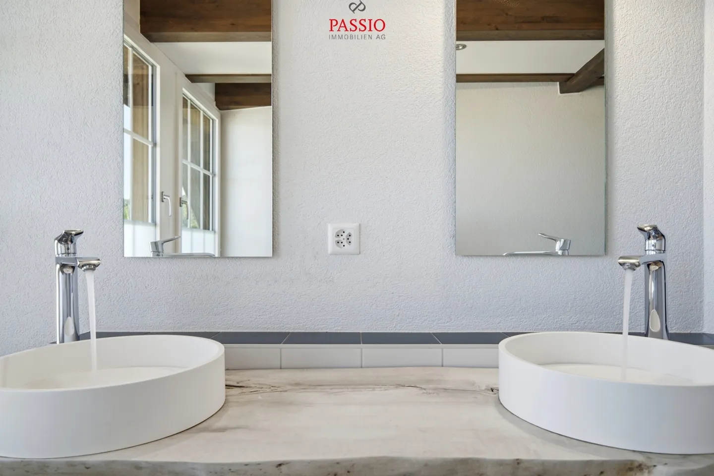 Exclusive Living on 3 Levels: Luxurious 7-Room Apartment in Prime Location - Photo 18 of 27