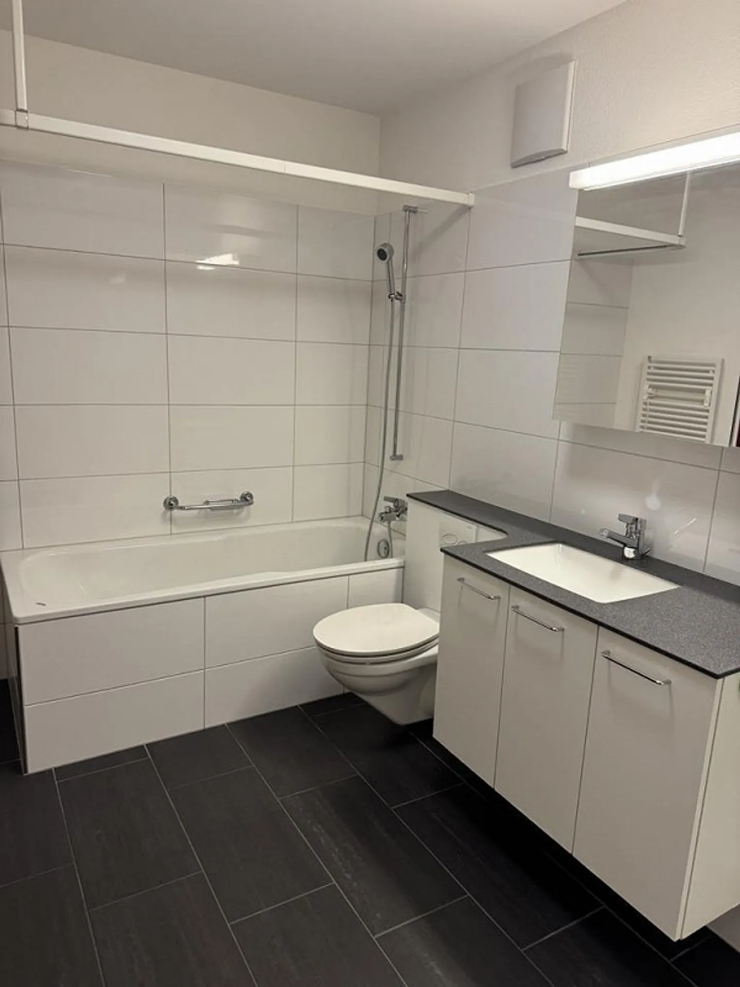 Appartement attrayant de 3 pièces près de la gare de Badischer - Photo 3 sur 9