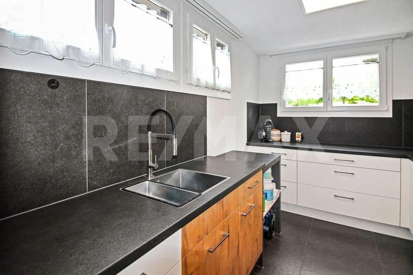 Stylishly renovated 7.5-room single-family home in a quiet location with well-kept... - Photo 3 of 13