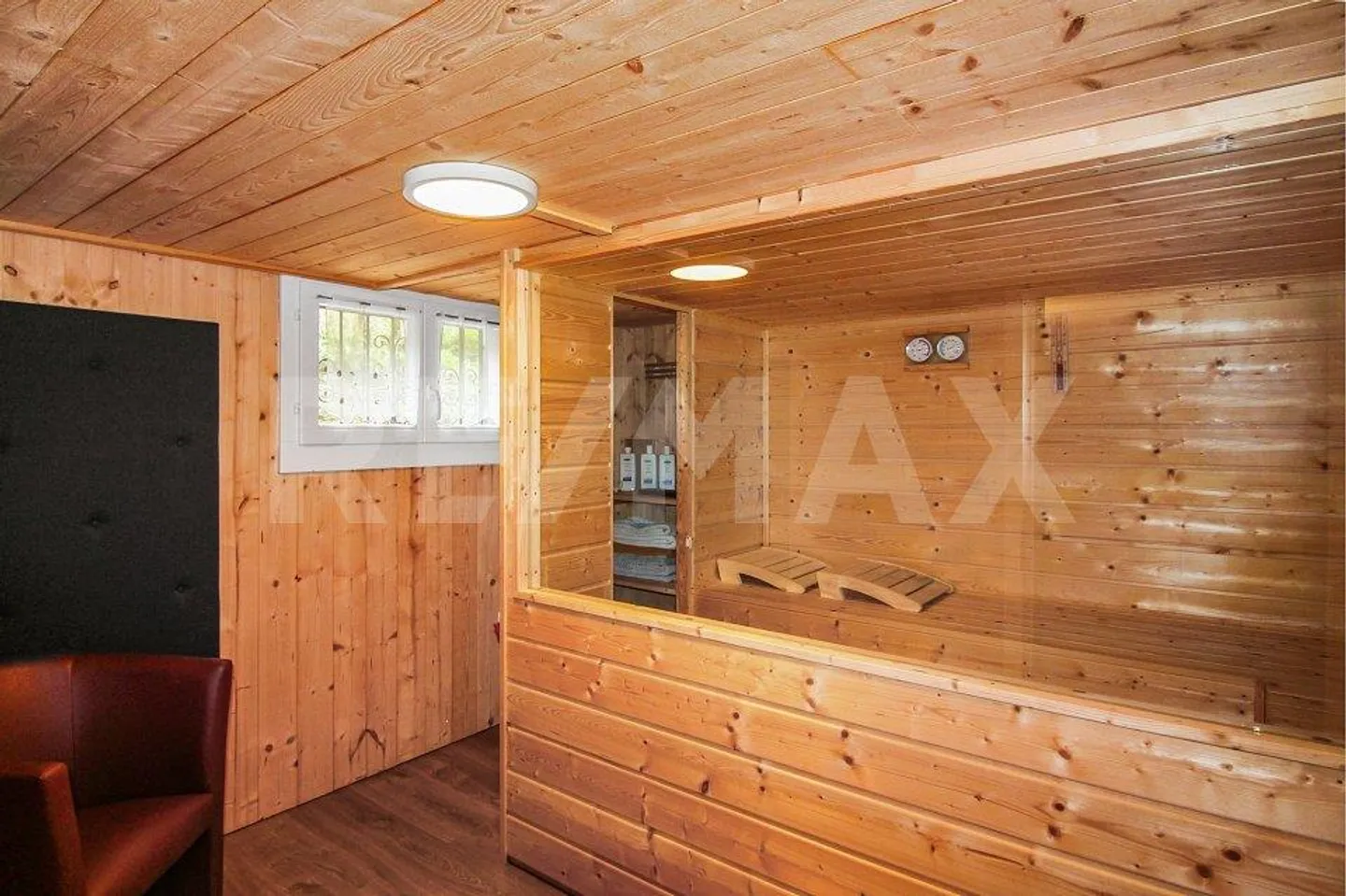 Stylishly renovated 7.5-room single-family home in a quiet location with well-kept... - Photo 12 of 13