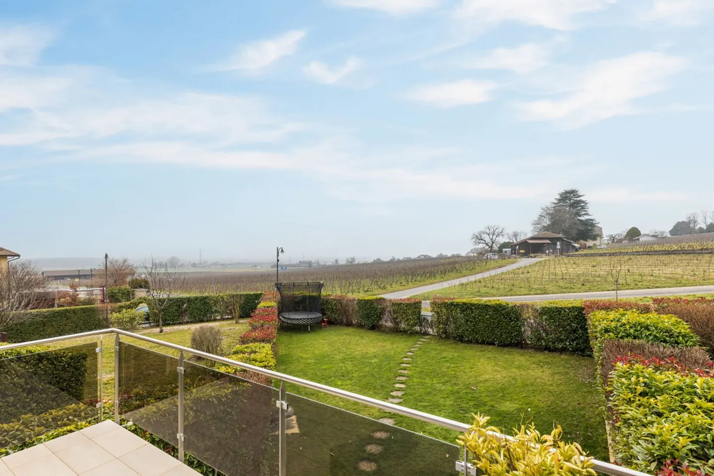 Spazio e luminosità per questo duplex di 5,5 stanze con vista e giardino privato - Foto 1 di 13