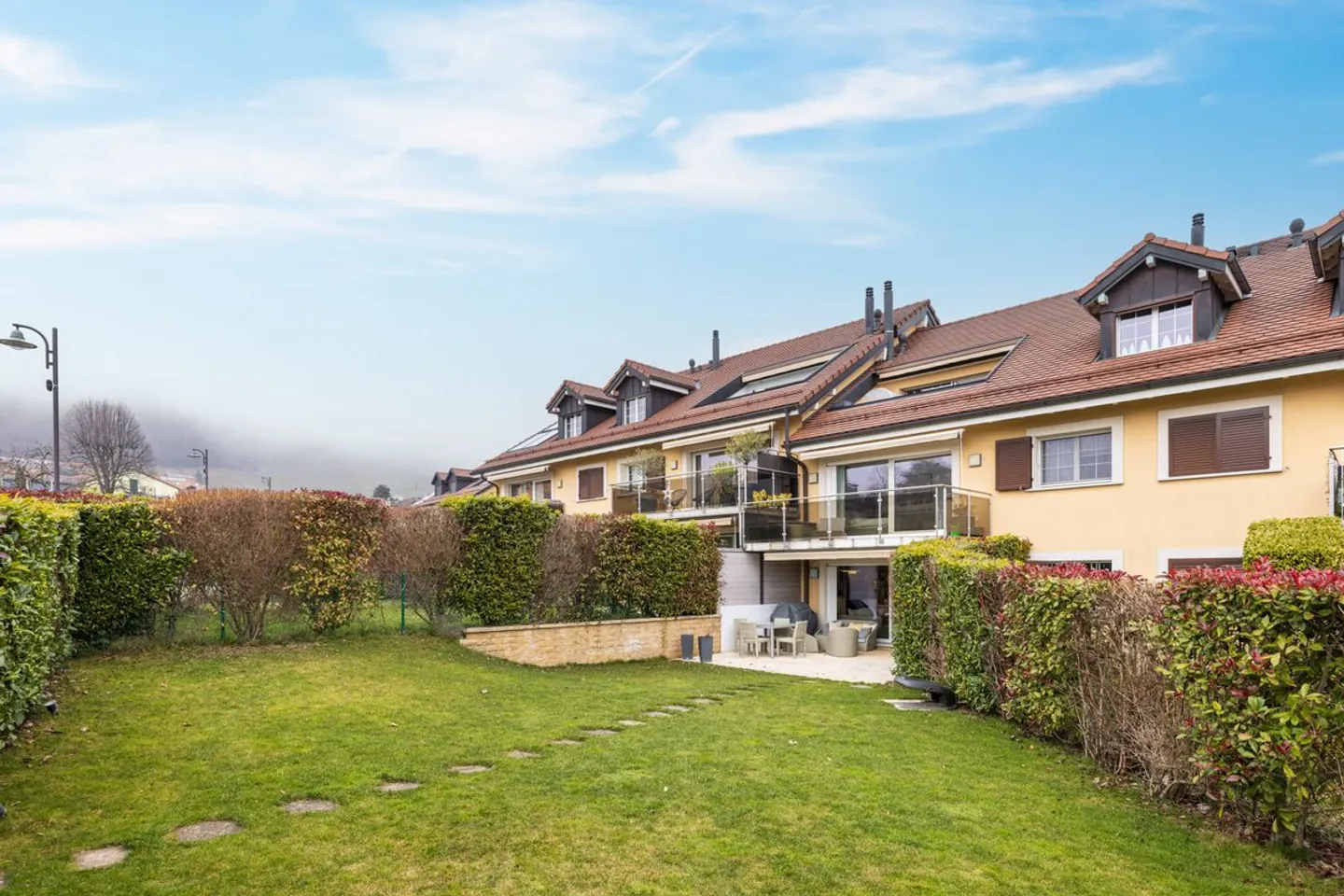 Spazio e luminosità per questo duplex di 5,5 stanze con vista e giardino privato - Foto 3 di 13