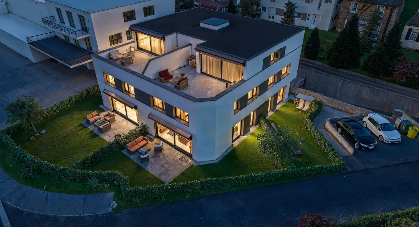 Elevated 5.5-Room Duplex with Terrace - Photo 2 of 4